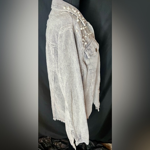 🤩 NEW ITEM! Limelush Gray Women’s Denim Jacket w/ Pearl Accents - Picture 4 of 8